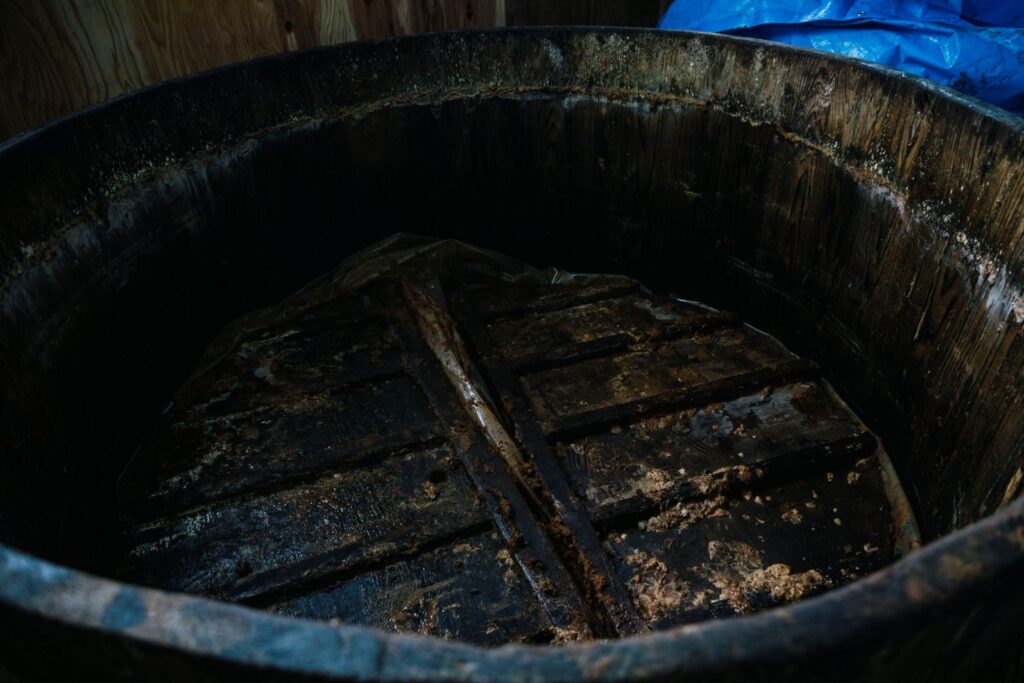 木桶に蔵の微生物が住みつき、神龍味噌でしか出せない味を作り出すという